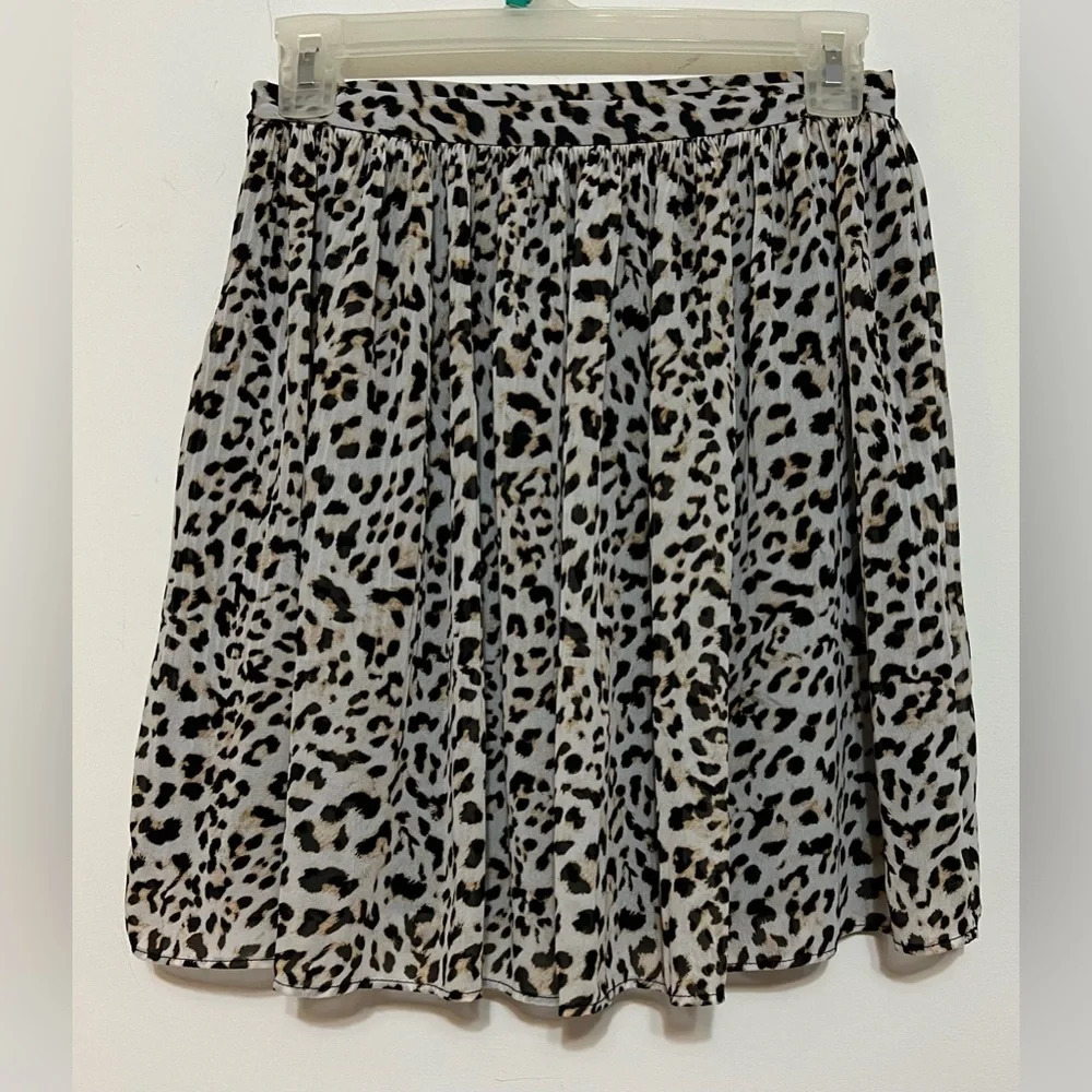 Banana Republic cheetah print pleated mini skirt. Size 0